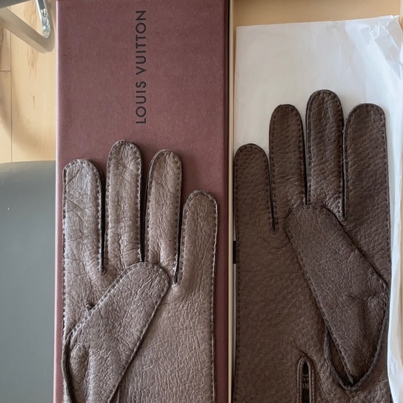 New LV mens perforated gloves. - Picture 2 of 3